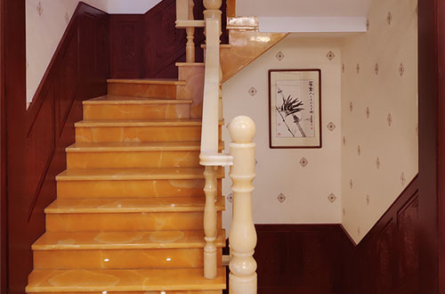 拉孜中式别墅室内汉白玉石楼梯的定制安装装饰效果